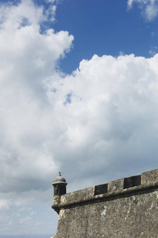 无人,竖图,室外,白天,仰视,旅游,度假,名胜古迹,标志建筑,地标,建筑,阴影,遗迹,光线,影子,堡垒,城堡,云,云朵,云彩,古迹,文物,娱乐,建设,古建筑,蓝色,白云,蓝天,天空,阳光,天,享受,休闲,旅游胜地,放松,晴朗,北美,北美洲,要塞,美洲,古文明,北亚美利加洲,亚美利加洲,波多黎各,波多黎各自由邦,莫罗古堡,设防,晴空,彩图,低角度拍摄