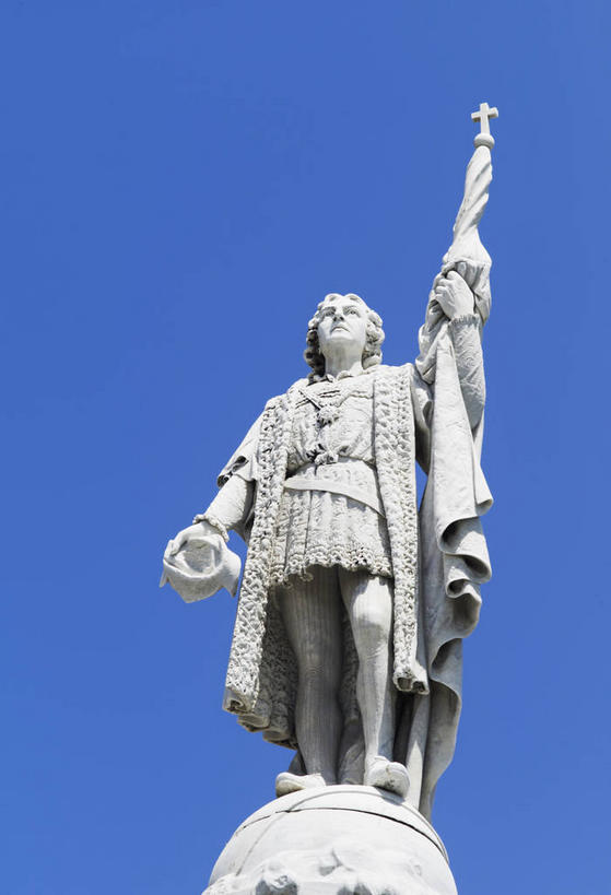 西方人,一个人,无人,站,举,竖图,室外,白天,仰视,民族服装,旅游,度假,标志建筑,地标,建筑,雕塑,欧洲,欧洲人,仅一个男性,仅一个人,仅一个中年男性,阴影,艺术,装饰,光线,雕刻,雕像,影子,注视,娱乐,建设,石雕,蓝色,蓝天,天空,阳光,工艺品,天,观察,看,托,站着,享受,休闲,旅游胜地,南美,放松,晴朗,观看,纪念,美术,察看,南美洲,西印度群岛,拉丁美洲,关注,主题,美洲,陈列,圣胡安,万里无云,首府,功能,美学,亚美利加洲,南亚美利加洲,圣胡安市,波多黎各,波多黎各自由邦,大安的列斯群岛,哥伦布,航海家,探险家,男人,男性,中年男性,白种人,晴空,晴空万里,举起,举手,举着,向上举,向上伸,向上托,站立,彩图,低角度拍摄,全身,传统服装,民俗服,克里斯托弗.哥伦布