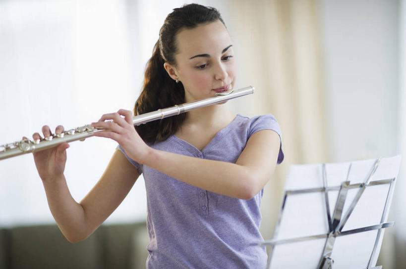 西方人,一个人,客厅,站,横图,室内,白天,正面,窗户,沙发,书籍,欧洲,欧洲人,仅一个年轻女性,仅一个女性,仅一个人,握,服装,朦胧,模糊,墙,吹奏乐器,笛子,横笛,乐谱,乐器,木管乐器,五线谱,音乐,吹奏,拿,演奏,拿着,注视,休闲装,玻璃窗,架子,墙壁,墙面,衣服,白色,观察,看,站着,休闲,休闲服,握着,服饰,观看,察看,起居室,节拍,关注,音符,布艺沙发,乐谱架,符头,符干,符尾,乐章,客堂,竹笛,年轻女性,女人,女性,白种人,站立,半身,彩图