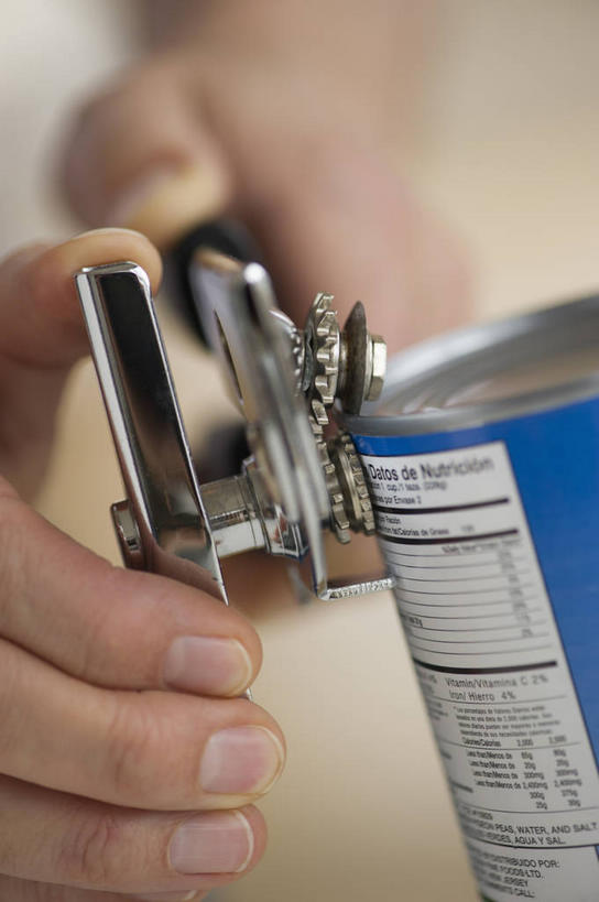 西方人,手,一个人,竖图,室内,特写,白天,正面,金属制品,欧洲,欧洲人,双手,仅一个男性,仅一个人,仅一个中年男性,握,阴影,朦胧,模糊,反射,金属,工具,罐头,罐子,影子,拿,拿着,一个,手部,握着,单个,开启,罐头食品,开罐器,罐头刀,男人,男性,中年男性,白种人,半身,彩图