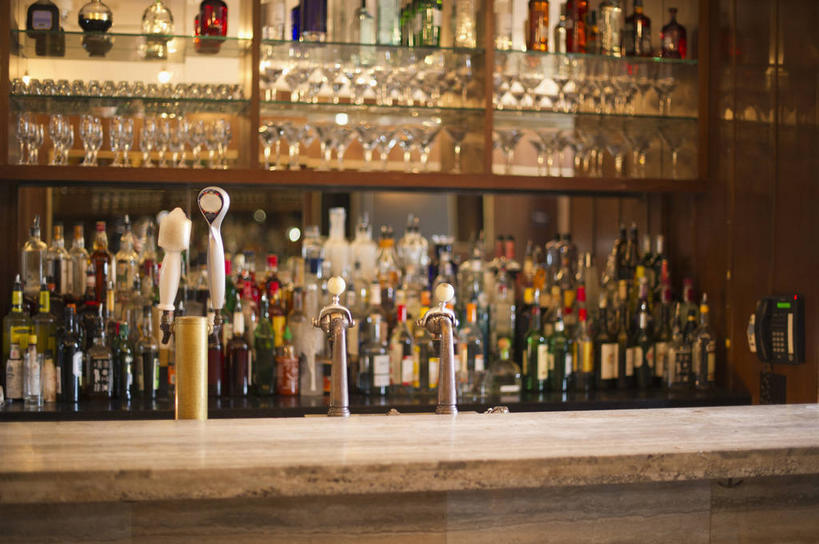 啤酒,无人,酒吧,横图,室内,白天,正面,一排,许多,阴影,朦胧,模糊,整齐,并列,并排,反射,影子,酒类,很多,置物架,架子,玻璃制品,酒,酒瓶,饮料,排列,玻璃瓶,瓶子,啤酒瓶,队列,陈列架,平行,搁架,彩图,酒吧间,酒馆