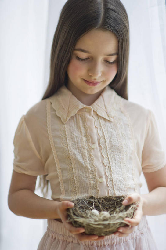 西方人,儿童,一个人,站,笑,微笑,竖图,室内,白天,正面,纯洁,植物,欧洲,欧洲人,仅一个女性,仅一个人,握,阴影,服装,环绕,缠绕,反射,鸟巢,鸟窝,影子,蛋,枝条,拿,拿着,注视,休闲装,树,树木,树枝,小孩,衣服,低头,观察,看,站着,仅一个小孩,休闲,休闲服,可爱,童年,童趣,握着,服饰,观看,鸟蛋,察看,关注,纠缠,童真,烂漫,无邪,卵,垂头,虬枝,枝杈,天真,女孩,女人,女性,白种人,孩子,站立,半身,彩图,女生