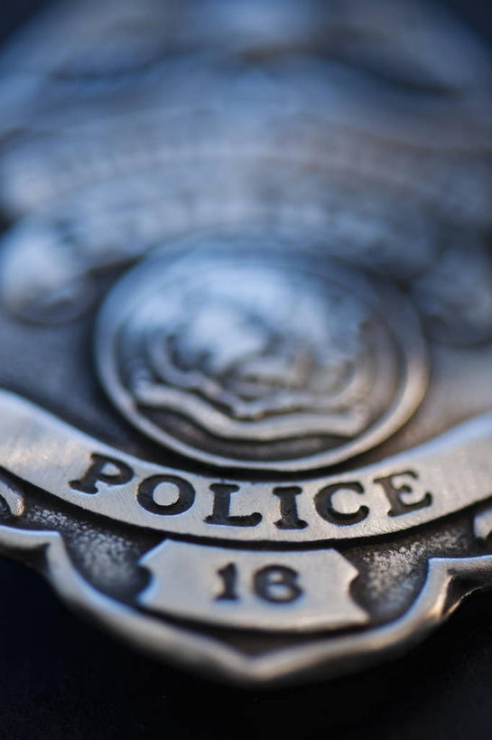 无人,竖图,俯视,室内,特写,白天,桌面,桌子,静物,阴影,黑色背景,朦胧,模糊,反射,木制,英文,标志,文字,影子,字符,字母,标识,一个,木制品,摄影,影棚,单个,英文字母,徽章,警徽,彩图,高角度拍摄,影棚拍摄,拍摄