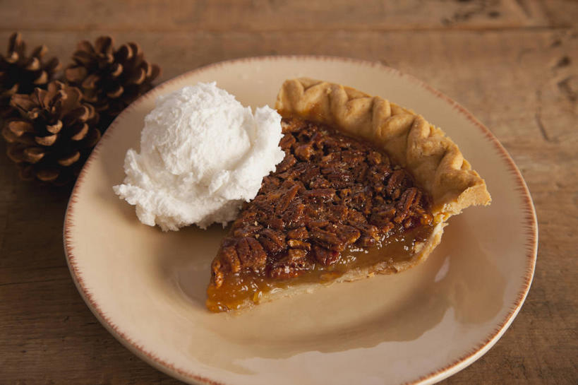 面食,无人,横图,俯视,室内,特写,白天,烹饪,西餐,餐桌,桌子,餐具,阴影,反射,碟子,盘,影子,料理,食品,冰激凌,坚果,面点,果实,松果,清凉,菜肴,美食,食物,一个,盘子,碟,干果,冷饮,舒服,冰淇淋,西式,佳肴,单个,餐台,派,解暑,松塔,解渴,雪糕,舒爽,冰糕,消暑,胡桃派,彩图,高角度拍摄