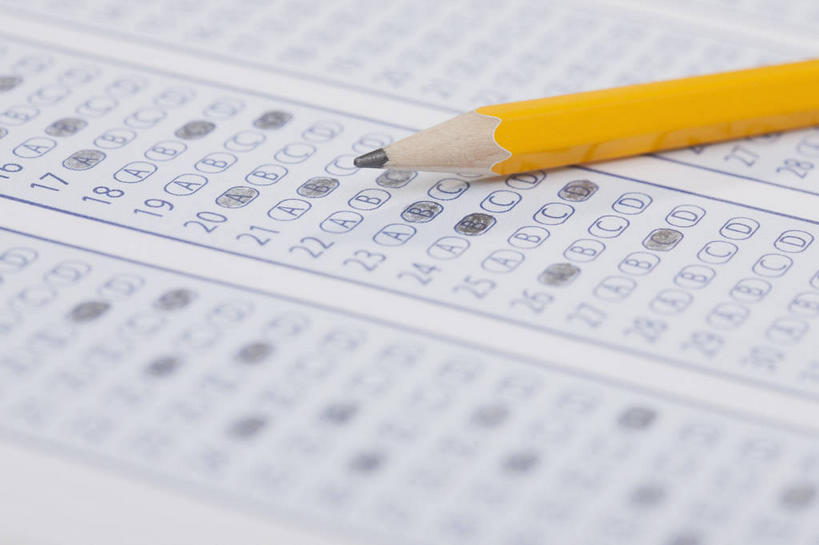 无人,横图,俯视,室内,特写,白天,静物,阴影,反射,英文,笔,标志,文字,影子,纸,字符,字母,办公用品,标识,文具,黄色,铅笔,学习用品,英文字母,试卷,文具用品,一支,考试,测验,考察,评比,彩图,高角度拍摄,答题卡,信息卡,英语答题卡