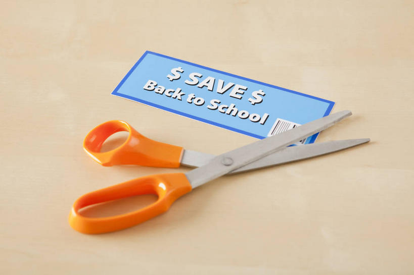 无人,横图,俯视,室内,特写,白天,静物,一把,一张,修剪,阴影,反射,英文,标志,工具,剪刀,文字,影子,字符,字母,标识,蓝色,橙色,英文字母,裁剪,剪子,剪裁,切割,折扣,彩图,高角度拍摄,优惠,优惠券,优待券,券