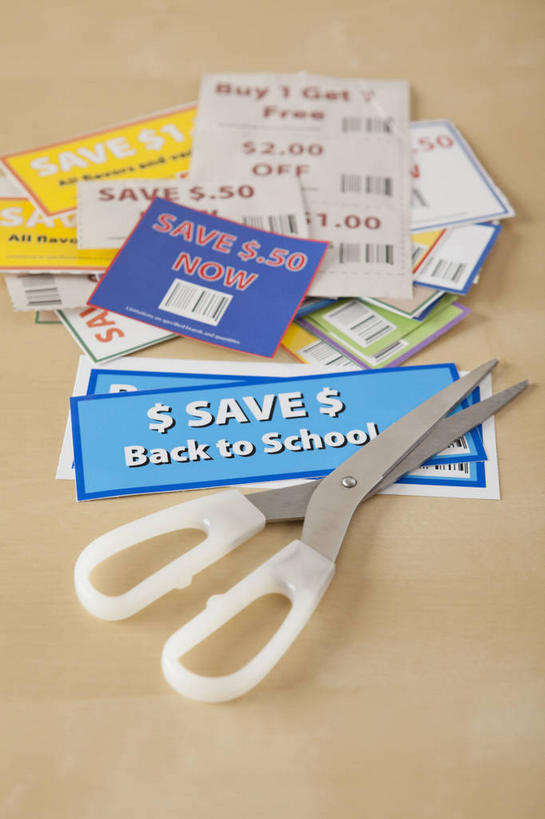 无人,竖图,俯视,室内,特写,白天,静物,一把,一堆,许多,修剪,阴影,堆叠,堆积,反射,英文,标志,工具,剪刀,文字,影子,字符,字母,很多,标识,堆,英文字母,裁剪,剪子,剪裁,切割,折扣,彩图,高角度拍摄,优惠,优惠券,优待券,券