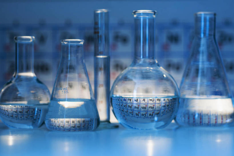 无人,横图,室内,特写,白天,正面,实验,研发,仪器,杯子,一排,许多,朦胧,模糊,研究,整齐,透明,分析,科学,化学,测试,符号,烧瓶,液体,锥形瓶,实验室,研究室,表格,很多,量杯,玻璃制品,排列,玻璃瓶,瓶子,器皿,摄影,影棚,科研,队列,化验,列表,检验,元素周期表,研究所,玻璃仪器,试验耗材,实验用品,化学元素,化学元素周期表,平底烧瓶,圆底烧瓶,化验室,检验室,三角烧瓶,依氏烧瓶,锥形烧瓶,学科,玻璃杯,彩图,影棚拍摄,拍摄,周期表