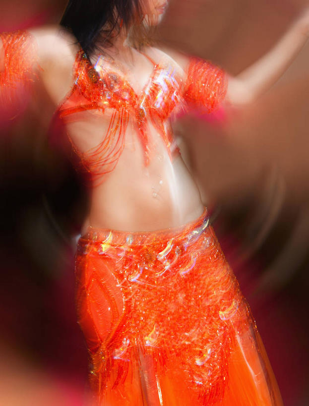 西方人,一个人,跳舞者,站,伸展双臂,竖图,室外,白天,正面,跳舞,欧洲,欧洲人,仅一个女性,仅一个人,服装,朦胧,模糊,衣服,红色,站着,仅一个中年女性,服饰,衣着,穿着,舞姿,表演服,演出服,肚皮舞,衣饰,道具服,女人,女性,中年女性,白种人,舞蹈家,舞蹈演员,舞者,敞开双臂,伸开双臂,展开双肩,站立,张开手臂,张开双臂,半身,彩图,舞蹈