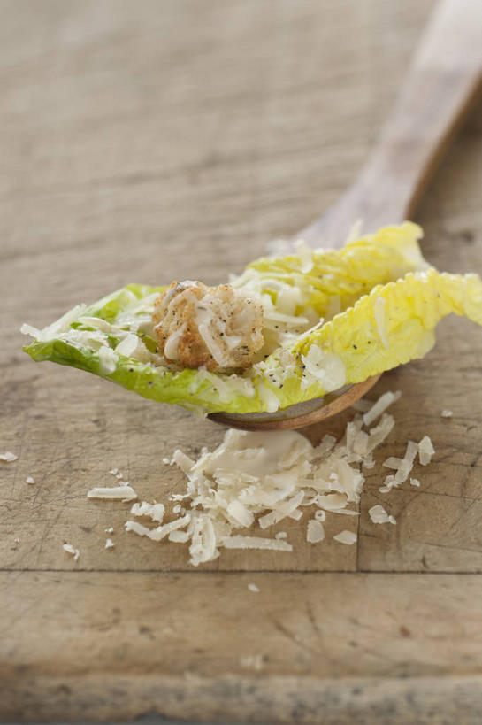 无人,竖图,俯视,室内,特写,白天,桌面,桌子,蔬菜,阴影,新鲜,反射,木制,影子,勺子,生菜,莴苣,生食,沙拉,食品,色拉,沙律,食物,一个,木制品,调羹,汤匙,摄影,有机食品,绿色食品,影棚,单个,色拉酱,千岛酱,春菜,鹅仔菜,莴仔菜,千金菜,叶用莴苣,彩图,高角度拍摄,影棚拍摄,拍摄,凯萨沙拉