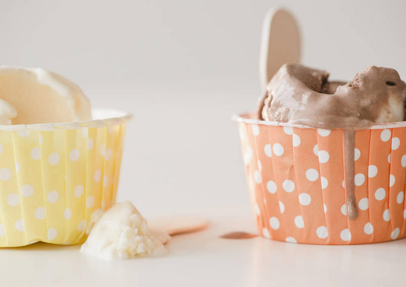 无人,横图,室内,特写,白天,白色背景,正面,桌子,阴影,融化,反射,木制,影子,纸盒,勺子,办公桌,冰激凌,清凉,盒子,两个,包装盒,木制品,调羹,汤匙,冷饮,舒服,冰淇淋,摄影,影棚,解暑,解渴,雪糕,熔化,香草冰激凌,舒爽,冰糕,消暑,溶化,熔解,消溶,巧克力冰淇淋,彩图,影棚拍摄,拍摄