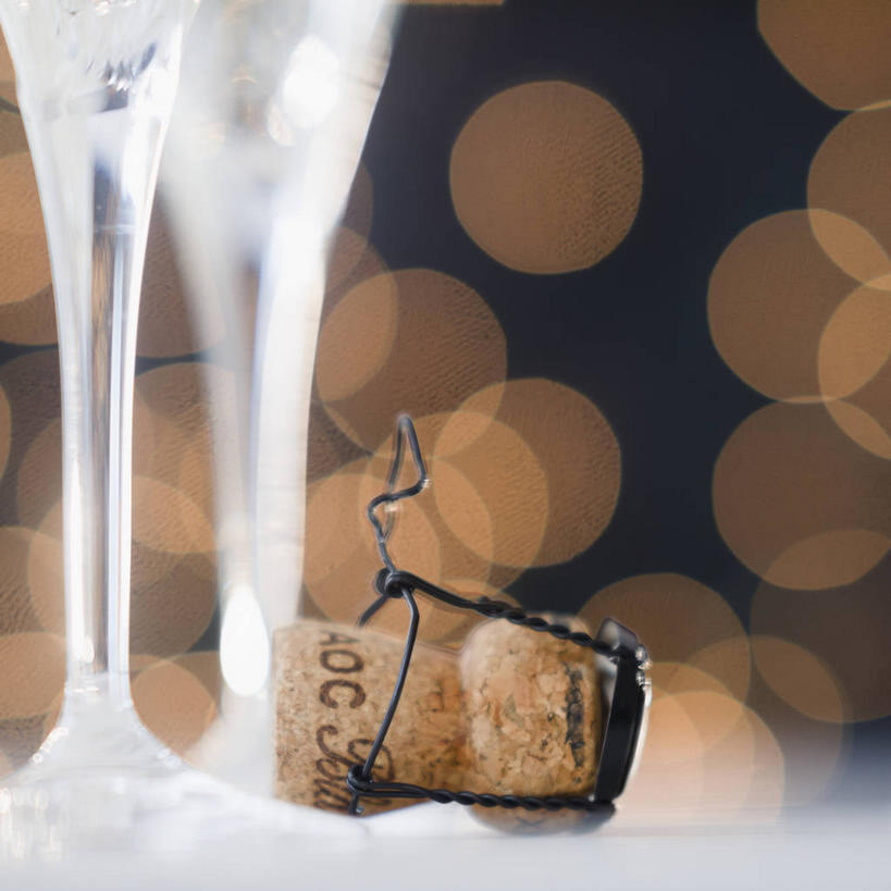 葡萄酒,无人,方图,室内,特写,白天,正面,奢侈,快乐,杯子,照明,阴影,朦胧,模糊,光线,彩灯,高脚杯,影子,灯光,浪漫,玻璃制品,灯,酒,饮料,两个,酒杯,灯具,香槟,诱惑,摄影,花灯,影棚,照亮,照明设备,香槟杯,气泡酒,起泡酒,汽酒,玻璃杯,彩图,影棚拍摄,高兴,欢笑,拍摄