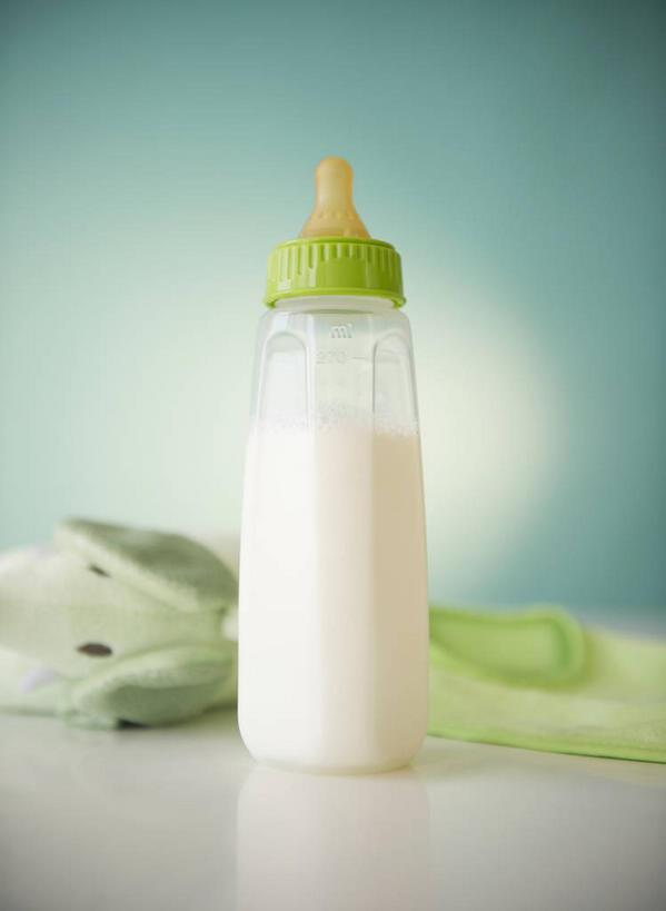 牛奶,无人,竖图,室内,特写,白天,正面,绿色背景,阴影,反射,奶瓶,影子,饮品,营养,围兜,饮料,一个,餐巾,瓶子,容器,摄影,影棚,单个,奶嘴,婴儿用品,储藏,乳制品,奶,牛乳,储存,安神,口水巾,食饭兜,婴儿围脖,婴儿围兜,彩图,影棚拍摄,拍摄,贮存