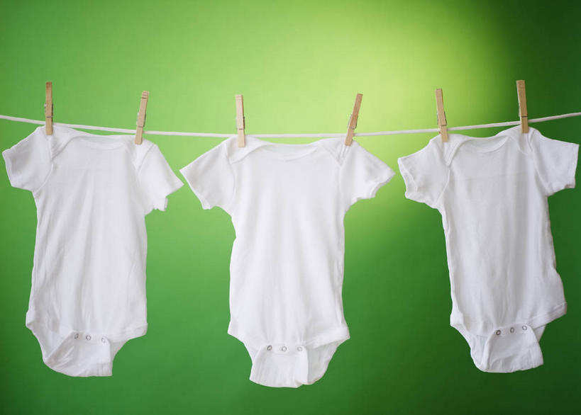 无人,横图,室内,特写,白天,正面,婴儿服装,静物,衣架,一排,许多,绿色背景,阴影,整齐,并列,并排,反射,木制,影子,排列,白色,夹子,木制品,三件,摄影,影棚,队列,平行,衣夹,挂衣架,晾衣架,彩图,影棚拍摄,婴儿服,拍摄