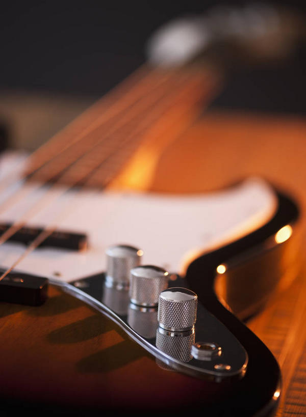 无人,竖图,俯视,室内,特写,白天,零件,电路,静物,一把,关闭,阴影,朦胧,模糊,反射,影子,贝斯,低音吉他,电吉他,乐器,弦乐器,开关,三个,按钮,打开,摄影,影棚,琴弦,开启,弹拨弦鸣乐器,闭合,彩图,高角度拍摄,影棚拍摄,拍摄,电贝斯,弹拨弦乐器