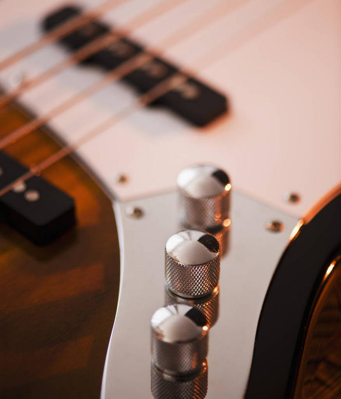 无人,竖图,俯视,室内,特写,白天,零件,电路,静物,一把,关闭,阴影,朦胧,模糊,反射,影子,贝斯,低音吉他,电吉他,乐器,弦乐器,开关,三个,按钮,打开,摄影,影棚,琴弦,开启,弹拨弦鸣乐器,闭合,彩图,高角度拍摄,影棚拍摄,拍摄,电贝斯,弹拨弦乐器