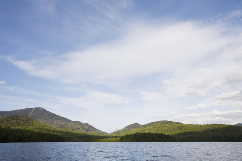 无人,横图,室外,白天,正面,旅游,度假,湖,湖泊,美景,森林,山,山脉,树林,水,植物,纽约,美国,波纹,湖面,景观,山峰,水流,水面,涟漪,山峦,娱乐,树,树木,绿色,倒影,水纹,自然,波浪,湖水,群山,享受,休闲,景色,放松,生长,成长,倒映,北美,北美洲,自然风光,美洲,纽约州,帝国之州,帝国州,水晕,北亚美利加洲,亚美利加洲,阿迪朗达克山脉,阿第伦达克山脉,反照,彩图,普莱西德湖