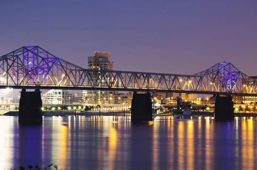 无人,高楼大厦,横图,室外,夜晚,正面,度假,河流,美景,水,城市风光,标志建筑,城市,大桥,大厦,地标,建筑,立交桥,摩天大楼,桥梁,夜景,美国,阴影,光线,影子,河水,景观,水流,高架,建筑群,斜拉桥,桥,灯光,娱乐,建设,蓝色,倒影,蓝天,天空,天,享受,休闲,景色,放松,倒映,北美,北美洲,美洲,北亚美利加洲,亚美利加洲,肯塔基,肯塔基州,青草之州,反照,路易斯威尔,路易斯维尔,彩图,大楼,高层建筑,高楼,摩天楼