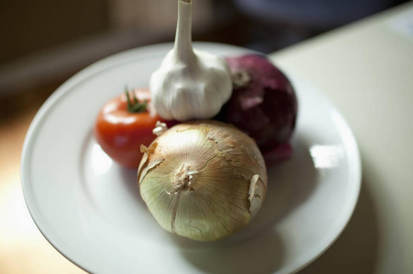 无人,横图,俯视,室内,特写,白天,桌面,桌子,蔬菜,蒜,西红柿,洋葱,餐具,阴影,朦胧,模糊,新鲜,反射,木制,碟子,盘,影子,食品,蒜头,食物,盘子,木制品,碟,有机食品,绿色食品,玉葱,胡蒜,洋葱丝,圆葱,洋柿子,洋葱头,球葱,柑仔蜜,番茄,大蒜,葱头,臭柿,彩图,高角度拍摄,六月柿,喜报三元