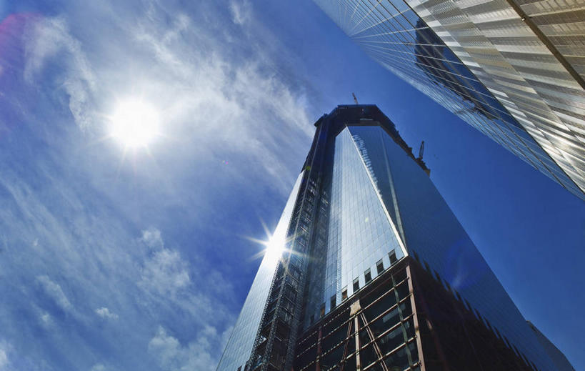 无人,高楼大厦,横图,室外,白天,仰视,度假,美景,窗户,落地窗,城市风光,标志建筑,城市,大厦,地标,建筑,摩天大楼,纽约,美国,阴影,光线,影子,景观,云,云朵,建筑群,曼哈顿,云彩,娱乐,建设,玻璃窗,蓝色,白云,倒影,蓝天,天空,阳光,天,享受,休闲,景色,放松,晴朗,倒映,北美,北美洲,美洲,纽约州,帝国之州,帝国州,世界贸易中心,北亚美利加洲,亚美利加洲,反照,晴空,彩图,低角度拍摄,镜头光晕,透镜闪耀,眩光,大楼,高层建筑,高楼,摩天楼,纽约世贸,世界贸易中心一号大楼,自由塔,曼哈顿岛,世贸中心