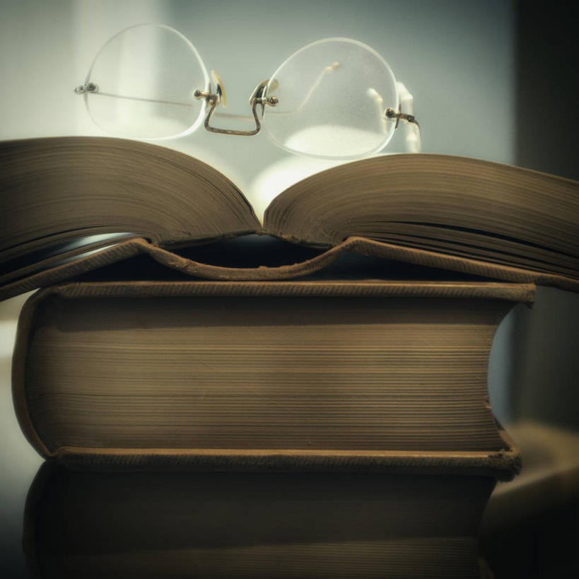 无人,方图,室内,特写,白天,正面,餐桌,桌子,静物,书籍,一副,阴影,朦胧,模糊,反射,眼镜,影子,打开,餐台,两本,开启,近视眼镜,书,图书,彩图