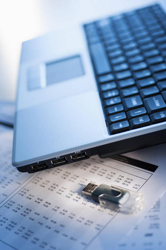 无人,竖图,俯视,室内,特写,白天,电脑,笔记本电脑,数据,静物,阴影,朦胧,模糊,反射,网络,信息,英文,标志,材料,档案,文件,文字,影子,纸,字符,字母,存储介质,通讯设备,标识,手稿,资料,英文字母,一台,证明,存储,无线,文档,通信设备,无线网络,无线上网,便携式电脑,u盘,优盘,USB闪存盘,闪存盘,闪存,可移动存储设备,移动存储,手提电脑,彩图,高角度拍摄