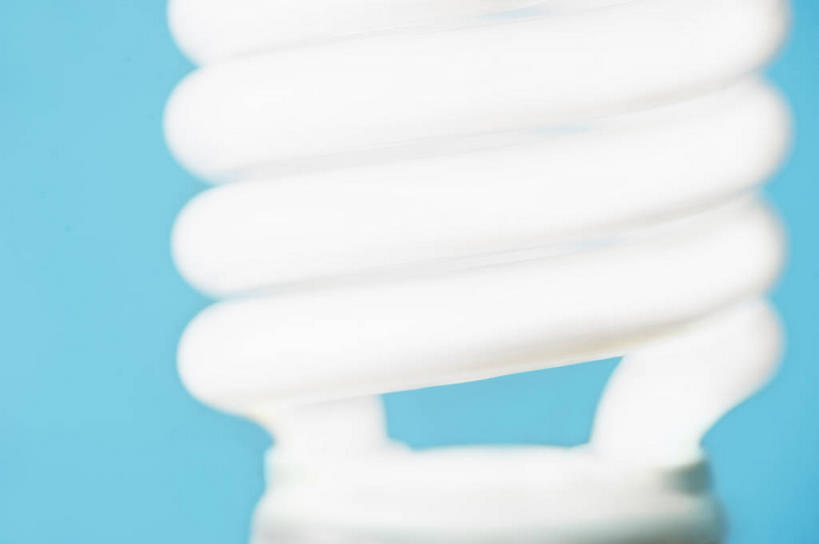 无人,横图,室内,特写,白天,正面,节能,静物,照明,阴影,蓝色背景,环保,光线,灯泡,螺旋,影子,灯光,灯,节能灯,一个,灯具,摄影,影棚,能源,单个,照亮,低碳,照明工具,荧光灯,螺旋管节能灯,螺旋状,彩图,影棚拍摄,螺旋形,螺旋形状,螺旋型,拍摄