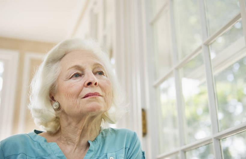 西方人,一个人,坐,横图,室内,白天,仰视,植物,窗户,落地窗,欧洲,欧洲人,仅一个女性,仅一个人,服装,朦胧,模糊,注视,休闲装,玻璃窗,装饰品,树,树木,衣服,绿色,自然,耳环,饰品,首饰,观察,看,休闲,休闲服,保健,服饰,仅一个老年女性,生长,成长,观看,察看,关注,养老院,敬老院,医疗保健,耳饰,敬老,养老,老年公寓,托老所,护理院,老年女性,女人,女性,白种人,坐着,半身,彩图,低角度拍摄