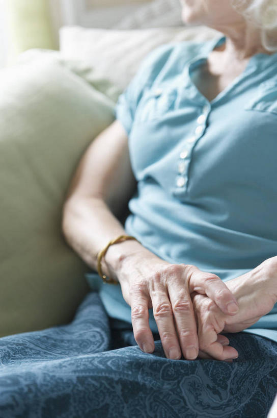 西方人,一个人,坐,竖图,室内,白天,正面,靠垫,椅子,欧洲,欧洲人,仅一个女性,仅一个人,握,服装,朦胧,模糊,靠枕,休闲装,装饰品,衣服,蓝色,饰品,手链,首饰,垫子,枕头,休闲,休闲服,握着,保健,服饰,手镯,仅一个老年女性,养老院,敬老院,镯子,医疗保健,敬老,养老,老年公寓,托老所,护理院,老年女性,女人,女性,白种人,坐着,半身,彩图