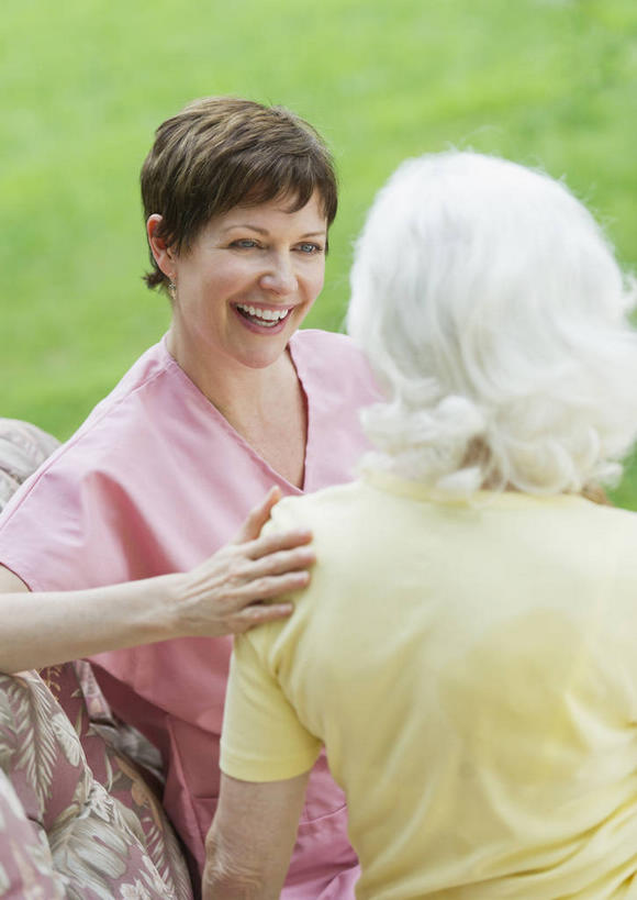 西方人,两个人,坐,笑,微笑,露齿笑,竖图,俯视,室外,白天,工作服,制服,草地,草坪,植物,椅子,欧洲,欧洲人,服装,朦胧,模糊,木椅,注视,休闲装,草,衣服,绿色,观察,看,护工,休闲,休闲服,搭,护理,保健,服饰,观看,照顾,察看,搭着,关注,养老院,敬老院,护理工,医疗保健,照看,护理员,工作制服,敬老,养老,老年公寓,托老所,护理院,老年女性,女人,女性,中年女性,白种人,坐着,半身,彩图,高角度拍摄,工作套服