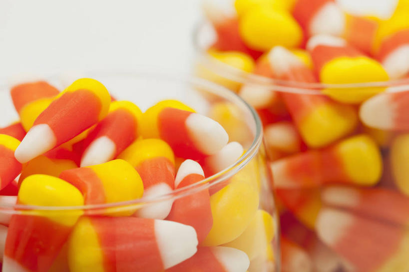 无人,横图,俯视,室内,特写,白天,白色背景,杯子,一堆,许多,堆叠,堆积,节日,朦胧,模糊,庆祝,食品,糖,糖果,甜点,甜品,软糖,很多,文化,玻璃制品,食物,两个,黄色,红色,白色,水杯,甜食,庆典,万圣节,摄影,影棚,纪念,堆,玻璃杯,彩图,高角度拍摄,影棚拍摄,拍摄,玉米糖