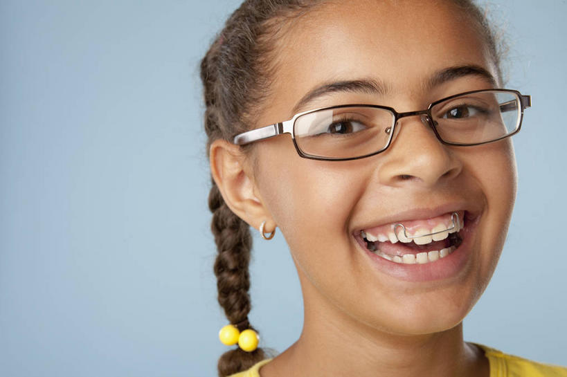 西方人,儿童,脸,头,脸颊,脖子,一个人,笑,微笑,露齿笑,横图,室内,特写,白天,正面,纯洁,欧洲,欧洲人,仅一个女性,仅一个人,一副,蓝色背景,服装,装饰,头饰,眼镜,注视,休闲装,装饰品,小孩,衣服,黄色,耳环,发饰,模型,饰品,首饰,观察,看,仅一个小孩,休闲,休闲服,可爱,童年,童趣,摄影,服饰,影棚,模具,观看,华丽,修饰,点缀,察看,关注,矫正,牙科,牙套,头绳,近视眼镜,童真,牙箍,烂漫,无邪,配饰,衬托,美观,雅致,雅观,校正,校准,牙饰,耳饰,天真,女孩,女人,女性,白种人,孩子,头部,脖,颈,颈部,脸部,脸蛋,面部,半身,彩图,影棚拍摄,拍摄,矫正器,发绳,女生