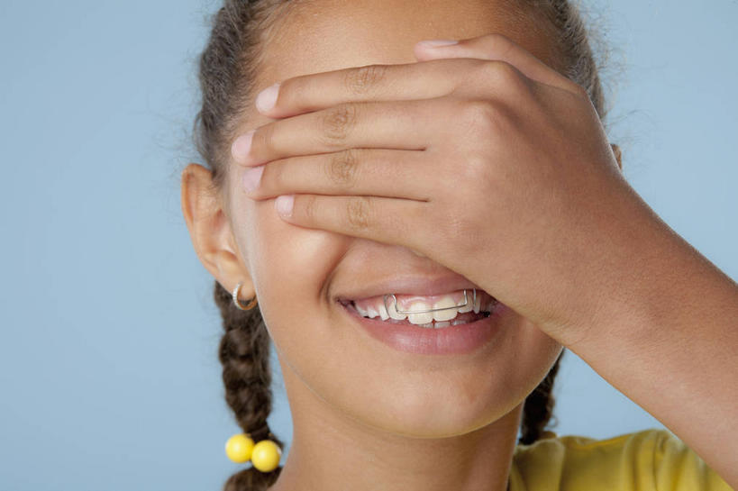 西方人,儿童,脸,头,脸颊,手,一个人,笑,微笑,露齿笑,横图,室内,特写,白天,正面,纯洁,欧洲,欧洲人,仅一个女性,仅一个人,蓝色背景,服装,装饰,头饰,休闲装,装饰品,小孩,衣服,黄色,耳环,发饰,模型,饰品,首饰,仅一个小孩,休闲,手部,休闲服,可爱,童年,童趣,遮,遮掩,摄影,服饰,影棚,模具,单手,华丽,修饰,点缀,掩盖,遮挡,矫正,牙科,牙套,头绳,童真,牙箍,烂漫,无邪,遮盖,配饰,衬托,美观,雅致,雅观,掩饰,校正,校准,牙饰,耳饰,天真,女孩,女人,女性,白种人,孩子,头部,脸部,脸蛋,面部,半身,彩图,影棚拍摄,拍摄,矫正器,发绳,女生