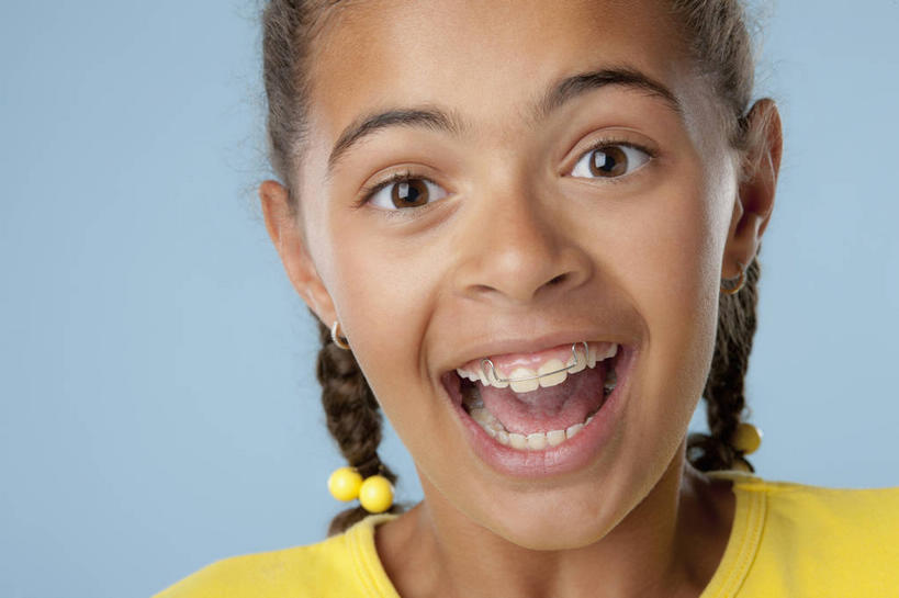 西方人,儿童,脸,头,脸颊,脖子,一个人,笑,大笑,横图,室内,特写,白天,正面,兴奋,纯洁,欧洲,欧洲人,仅一个女性,仅一个人,蓝色背景,服装,装饰,头饰,注视,休闲装,肩膀,装饰品,小孩,衣服,黄色,耳环,发饰,模型,饰品,首饰,观察,看,张嘴,仅一个小孩,休闲,休闲服,可爱,童年,童趣,摄影,服饰,影棚,模具,观看,华丽,修饰,点缀,察看,关注,矫正,牙科,牙套,头绳,张大嘴巴,童真,牙箍,烂漫,无邪,配饰,哈哈大笑,衬托,美观,雅致,雅观,校正,校准,牙饰,耳饰,天真,女孩,女人,女性,白种人,孩子,头部,脖,颈,颈部,脸部,脸蛋,面部,张开嘴,半身,彩图,影棚拍摄,高兴,狂笑,拍摄,矫正器,发绳,女生