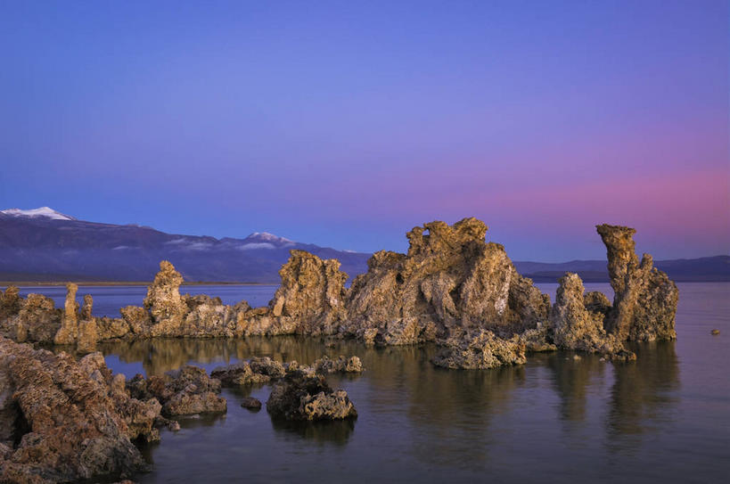 无人,横图,室外,白天,正面,旅游,度假,日出,湖,湖泊,石头,美景,山,山脉,水,太阳,美国,波纹,石子,湖面,景观,山峰,水流,水面,朝霞,晨曦,黎明,涟漪,山峦,娱乐,倒影,水纹,阳光,自然,波浪,湖水,群山,享受,休闲,景色,放松,倒映,北美,北美洲,加利福尼亚,自然风光,美洲,加州,加利福尼亚州,金州,黄金州,水晕,北亚美利加洲,亚美利加洲,黄石,反照,莫诺湖,方解石,文石,霰石,莫诺县,石块,岩石,朝阳,彩图,卯时,破晓,日始,钙华,寒水石,孔石,石灰华,美利坚合众国