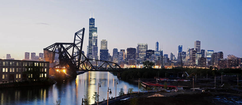 无人,高楼大厦,横图,全景,室外,白天,正面,度假,河流,美景,水,天际线,城市风光,城市,大桥,大厦,建筑,立交桥,路灯,摩天大楼,桥梁,照明,美国,阴影,波纹,光线,影子,河水,景观,水流,落日,高架,斜拉桥,桥,灯光,涟漪,娱乐,建设,灯,蓝色,蓝天,水纹,天空,波浪,天,享受,休闲,景色,放松,晴朗,照亮,北美,北美洲,照明设备,美洲,伊利诺斯州,芝加哥,万里无云,世界屠猪城,巨肩之城,劳动之城,伊利诺伊,伊利诺伊州,伊利诺州,水晕,芝加哥市,芝城,林肯之地,北亚美利加洲,亚美利加洲,芝加哥河,夕照,晴空,晴空万里,夕阳,彩图,大楼,高层建筑,高楼,摩天楼,美利坚合众国,斜阳