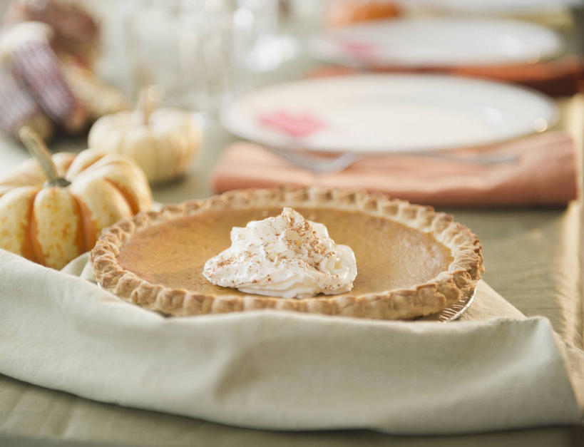 面食,无人,横图,俯视,室内,特写,白天,烹饪,西餐,桌子,南瓜,蔬菜,杯子,餐具,一排,许多,阴影,节日,庆祝,新鲜,整齐,并列,并排,反射,碟子,高脚杯,盘,影子,办公桌,金瓜,料理,食品,面点,红酒杯,很多,文化,菜肴,美食,番瓜,玻璃制品,食物,排列,盘子,酒杯,碟,庆典,西式,佳肴,有机食品,绿色食品,纪念,派,麦瓜,倭瓜,葡萄酒杯,队列,平行,感恩节,南瓜派,玻璃杯,彩图,高角度拍摄