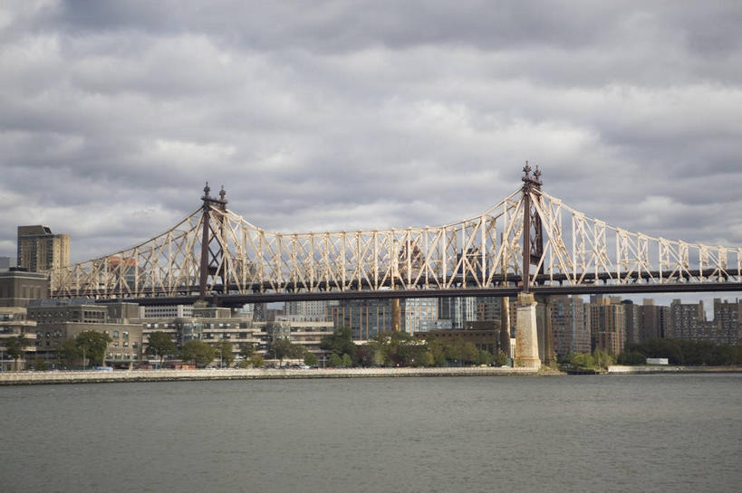 无人,家,高楼大厦,横图,室外,白天,正面,度假,河流,美景,水,植物,城市风光,城市,大厦,建筑,摩天大楼,纽约,美国,房屋,屋子,河水,景观,水流,乌云,云,阴天,云朵,建筑群,桥,云彩,娱乐,建设,楼房,住宅,树,树木,绿色,天空,自然,天,享受,休闲,景色,放松,吊桥,生长,成长,人行桥,悬索桥,北美洲,昏暗,阴沉,美洲,吊杆,纽约州,帝国之州,帝国州,北亚美利加洲,亚美利加洲,锚锭,悬索,皇后郡,皇后区,彩图,房子,大楼,高层建筑,高楼,摩天楼,59街桥,第59街大桥,第五十九街大桥,皇后大桥,皇后区大桥,五十九街桥