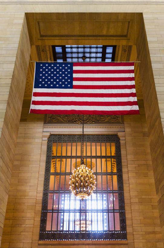 无人,竖图,室内,白天,仰视,旅游,度假,窗户,天花板,标志建筑,城市,地标,建筑,旗帜,国旗,照明,纽约,美国,一面,天窗,灯光,曼哈顿,娱乐,建设,吊灯,中央车站,星条旗,玻璃窗,灯,灯具,享受,休闲,旅游胜地,放松,美国国旗,照亮,北美,北美洲,照明设备,美洲,纽约州,帝国之州,帝国州,北亚美利加洲,亚美利加洲,大广场车站,大中央车站,大中央火车总站,旗,彩图,低角度拍摄,美利坚合众国国旗,曼哈顿岛