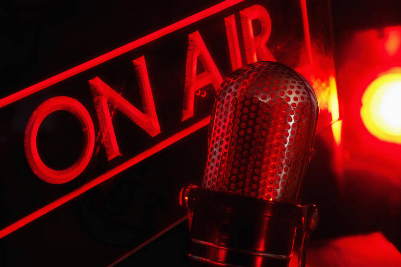 无人,横图,彩色,室内,特写,白天,正面,霓虹灯,静物,阴影,光线,影子,支架,灯光,七彩,光源,霓虹,架子,灯,一个,话筒,摄影,影棚,单个,支撑,麦克风,照明设备,扩音器,话筒架,传声器,氖灯,微音器,彩图,影棚拍摄,拍摄,麦克风架