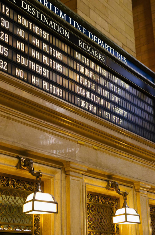 无人,竖图,室内,白天,仰视,旅游,度假,标志建筑,城市,地标,建筑,车站,照明,纽约,美国,阴影,光线,英文,标志,文字,影子,字符,字母,灯光,曼哈顿,站台,娱乐,标识,建设,吊灯,月台,中央车站,灯,灯具,享受,休闲,旅游胜地,放松,英文字母,照亮,北美,北美洲,照明设备,美洲,纽约州,帝国之州,帝国州,北亚美利加洲,亚美利加洲,大广场车站,大中央车站,大中央火车总站,彩图,低角度拍摄,曼哈顿岛