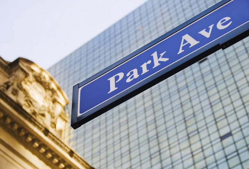 无人,横图,室外,白天,仰视,旅游,度假,标志建筑,城市,地标,建筑,车站,纽约,美国,阴影,光线,英文,标志,文字,影子,字符,字母,曼哈顿,站台,娱乐,标识,建设,月台,中央车站,蓝色,蓝天,天空,阳光,天,享受,休闲,旅游胜地,放松,晴朗,英文字母,北美,北美洲,美洲,纽约州,万里无云,帝国之州,帝国州,北亚美利加洲,亚美利加洲,大广场车站,大中央车站,大中央火车总站,晴空,晴空万里,彩图,低角度拍摄,曼哈顿岛