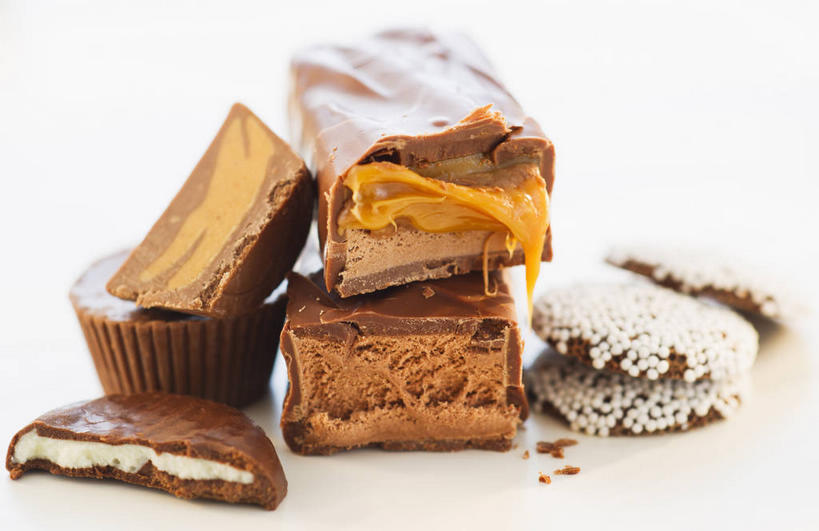 无人,横图,室内,特写,白天,白色背景,正面,餐桌,桌子,一堆,许多,阴影,堆叠,堆积,反射,粘稠,影子,食品,糖,糖果,甜点,甜品,食物,甜食,巧克力,摄影,影棚,餐台,朱古力,纸托,堆,横截面,剖面,黏稠,焦糖,浓厚,蛋糕托,蛋糕托纸,蛋糕纸托,截面,截面图形,彩图,影棚拍摄,拍摄,食品添加剂,添加剂,酱色,焦糖色,着色剂