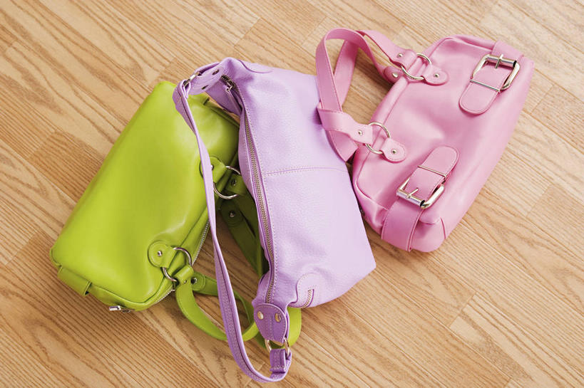 无人,横图,俯视,室内,特写,白天,地板,静物,地面,木地板,三个,粉色,红色,绿色,皮夹子,钱包,零钱包,皮夹,彩图,高角度拍摄