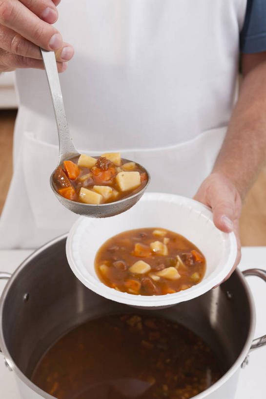 西方人,手,一个人,捧,竖图,俯视,室内,特写,白天,烹饪,桌面,桌子,厨具,欧洲,欧洲人,双手,仅一个男性,仅一个人,仅一个中年男性,握,炖锅,锅子,围裙,勺子,陶瓷,食品,陶瓷制品,拿,拿着,锅,食物,一个,容器,调羹,汤匙,碗,手部,握着,单个,锅具,储藏,储存,抢救,救援,烹饪用具,捐赠,志愿者,慈善,救助,援助,施舍,拯救,救济,慈悲,男人,男性,中年男性,白种人,烹调用具,端,端着,烹调,捧着,手捧,半身,彩图,高角度拍摄,义工,志工,接济,贮存