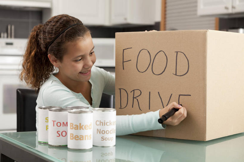 西方人,儿童,一个人,站,笑,微笑,露齿笑,横图,室内,白天,正面,纯洁,厨房,柜子,桌面,桌子,欧洲,欧洲人,仅一个女性,仅一个人,握,服装,英文,包装,笔,标志,罐头,罐子,文字,纸箱,字符,字母,大理石,办公用品,拿,拿着,扭头,注视,休闲装,标识,文具,小孩,衣服,记号笔,容器,学习用品,箱子,橱柜,低头,观察,看,站着,转头,仅一个小孩,休闲,休闲服,可爱,童年,童趣,握着,服饰,观看,英文字母,马克笔,麦克笔,文具用品,察看,书写,罐头食品,四瓶,关注,纸板箱,抢救,救援,童真,烂漫,无邪,捐赠,包装箱,大理石制品,救助,援助,施舍,拯救,救济,誊写,天真,女孩,女人,女性,白种人,孩子,站立,半身,彩图,灶间,接济,女生