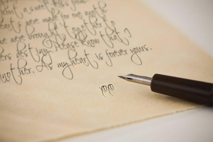 无人,横图,俯视,室内,特写,白天,白色背景,桌面,桌子,静物,情人节,节日,庆祝,英文,笔,标志,文字,纸,字符,字母,办公用品,钢笔,稿纸,信纸,纸张,文化,标识,文具,一个,便签纸,学习用品,庆典,摄影,影棚,单个,纪念,英文字母,怀旧,文具用品,彩图,高角度拍摄,影棚拍摄,拍摄,念旧,速写纸,文稿纸,演算纸