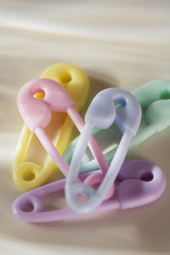 无人,竖图,俯视,彩色,室内,特写,白天,白色背景,静物,五个,许多,塑料,办公用品,别针,文具,塑料制品,摄影,影棚,五颜六色,办公设备,文具用品,色彩斑斓,五彩缤纷,文化工具,五彩斑斓,五光十色,彩图,高角度拍摄,影棚拍摄,拍摄,安全别针