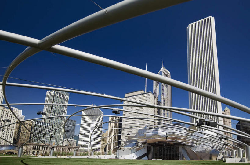 无人,公园,高楼大厦,横图,室外,白天,仰视,度假,草地,草坪,美景,植物,城市风光,标志建筑,城市,大厦,地标,建筑,摩天大楼,雕塑,美国,阴影,艺术,装饰,光线,雕刻,雕像,影子,景观,娱乐,建设,草,蓝色,绿色,蓝天,天空,阳光,工艺品,天,享受,休闲,景色,放松,晴朗,纪念,美术,北美,北美洲,主题,美洲,陈列,伊利诺斯州,芝加哥,万里无云,世界屠猪城,巨肩之城,劳动之城,伊利诺伊,伊利诺伊州,伊利诺州,千禧公园,千年公园,千禧年公园,芝加哥市,芝城,林肯之地,功能,美学,北亚美利加洲,亚美利加洲,云门,晴空,晴空万里,彩图,低角度拍摄,大楼,高层建筑,高楼,摩天楼