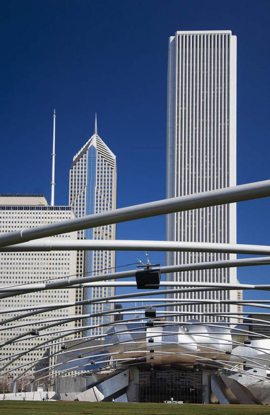 无人,公园,高楼大厦,竖图,室外,白天,仰视,度假,美景,城市风光,标志建筑,城市,大厦,地标,建筑,摩天大楼,雕塑,美国,阴影,艺术,装饰,光线,雕刻,雕像,影子,景观,娱乐,建设,蓝色,蓝天,天空,阳光,工艺品,天,享受,休闲,景色,放松,晴朗,纪念,美术,北美,北美洲,主题,美洲,陈列,伊利诺斯州,芝加哥,万里无云,世界屠猪城,巨肩之城,劳动之城,伊利诺伊,伊利诺伊州,伊利诺州,千禧公园,千年公园,千禧年公园,芝加哥市,芝城,林肯之地,功能,美学,北亚美利加洲,亚美利加洲,云门,晴空,晴空万里,彩图,低角度拍摄,大楼,高层建筑,高楼,摩天楼